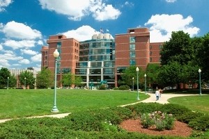Der Vordereingang des Gebäudes des Akron Children’s Hospital.