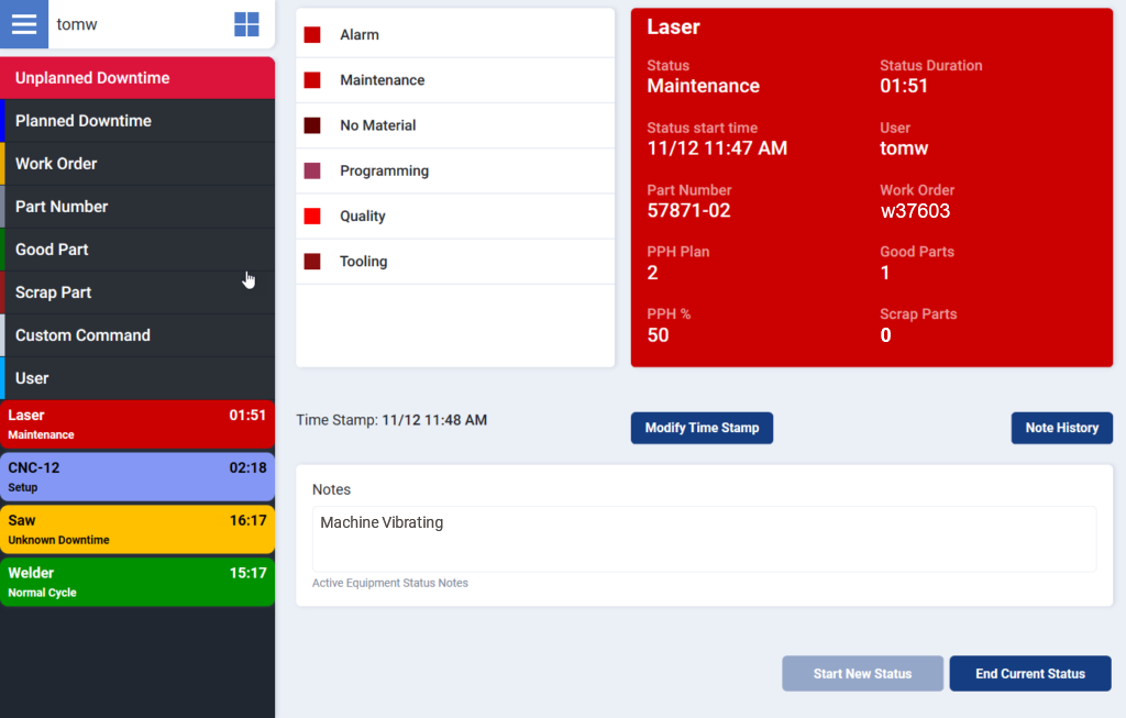 Una computadora portátil y un monitor que muestran los tableros de control de Minitab Connect con herramientas de integración de datos.