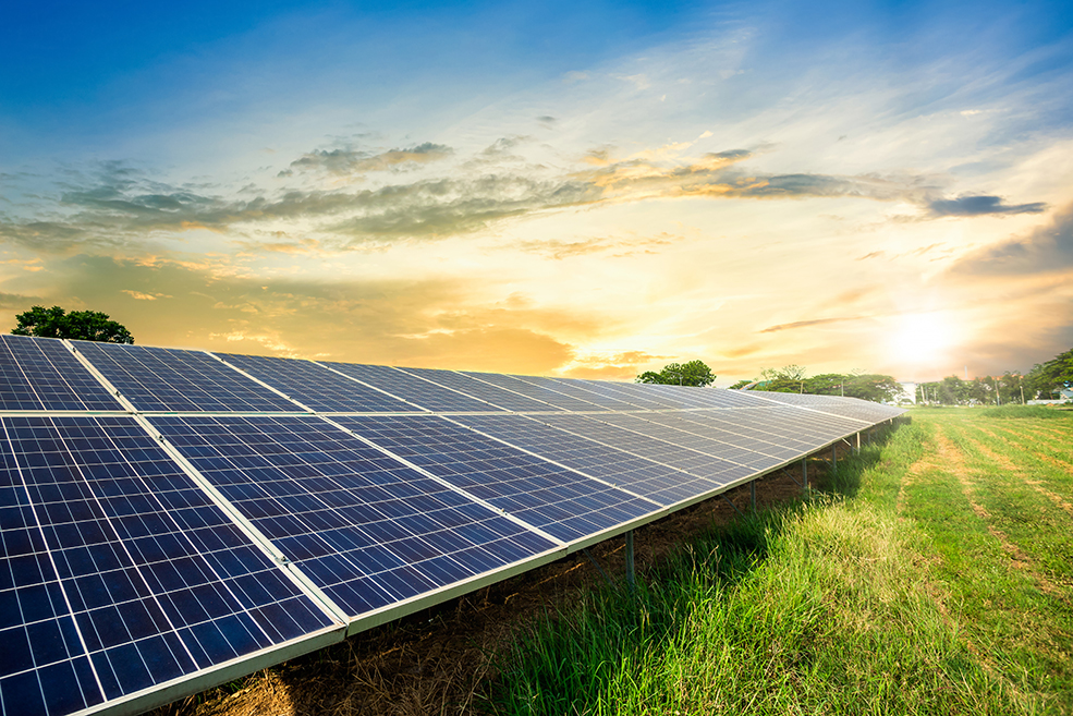 劇的な夕焼け空の背景に太陽電池セル、クリーンな代替エネルギーの概念。 劇的な夕焼け空の背景に太陽電池セル、クリーンな代替エネルギーの概念。