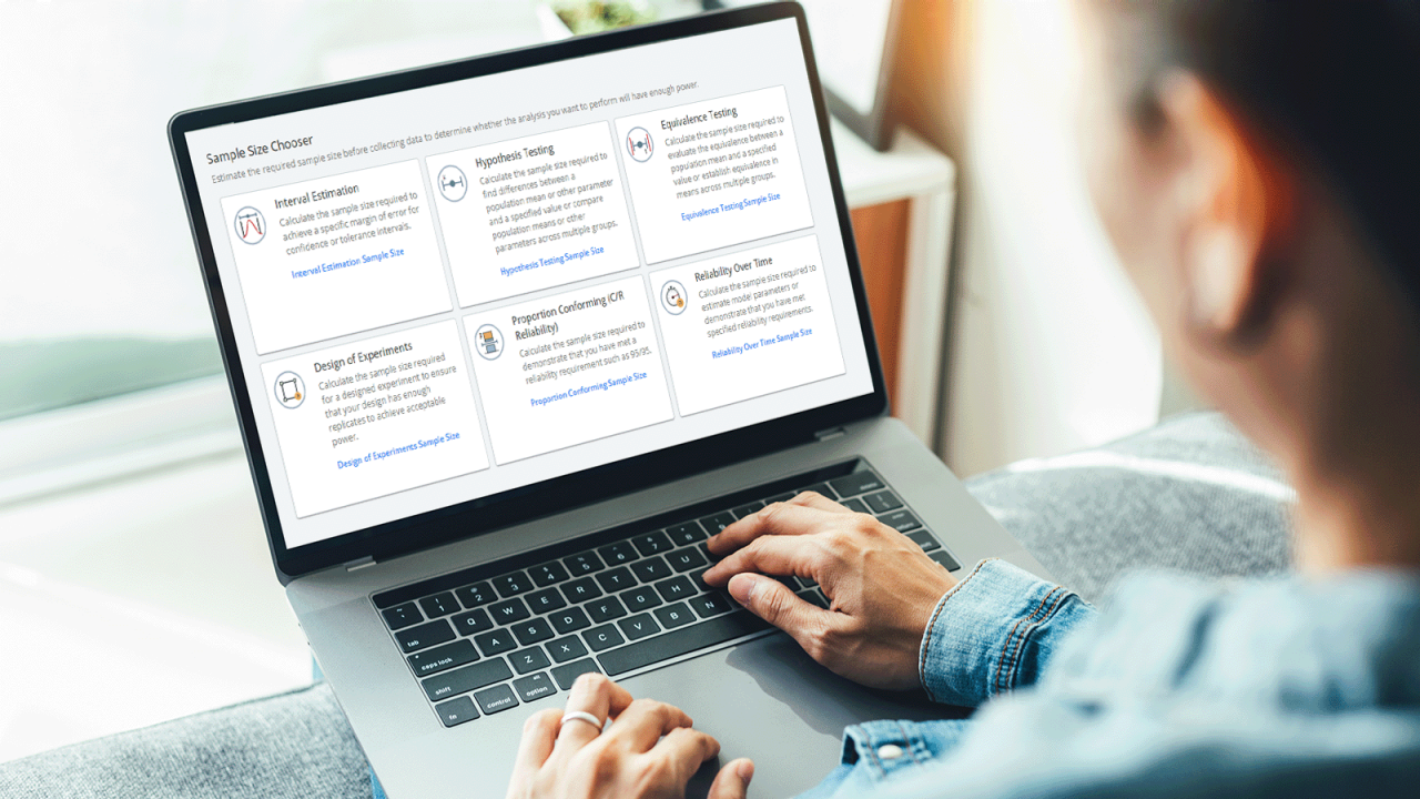 노트북으로 표본 크기 선택기를 보고 있는 사람.