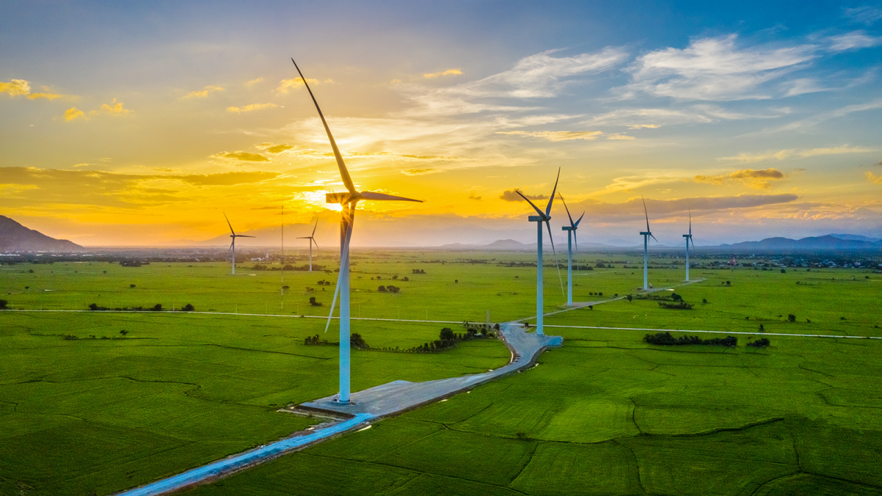 Paisagem com eletricidade verde, moinho para geração de energia elétrica, turbinas eólicas gerando eletricidade em um campo de arroz em Phan Rang, Ninh Thuan, Vietnã. Conceito de energia limpa.